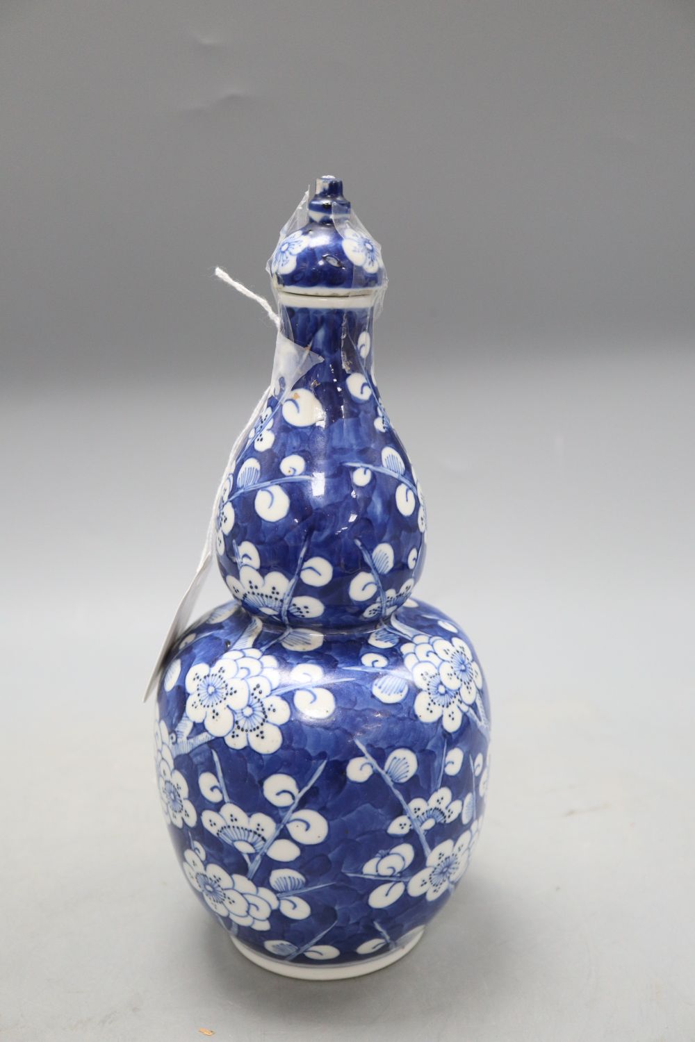 A Chinese blue and white double gourd vase and cover, height 26cm